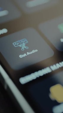 Parmak, mobil uygulama arayüzündeki Kes Ses simgesini tıklatır.