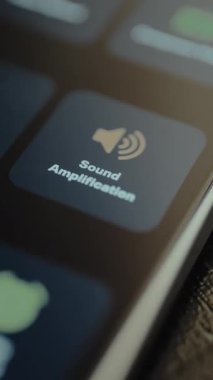 Kullanıcı, Ses Yükseltme etiketli düğmeye basar, ses girdisini yükseltir.