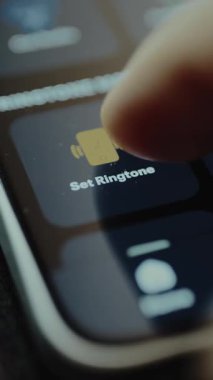 Kullanıcı, zil sesi etiketli dijital düğmeye tıklıyor, zil sesi ayarlarının yapılandırılması.