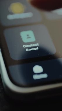 Kullanıcı bir telefon ekranında Kişi Sesi etiketli uygulama simgesini tıklatır.