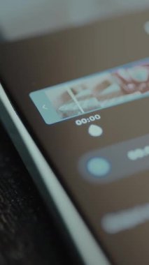 Bir akıllı telefon ekranında bir ortam oynatıcı arayüzü başlat.