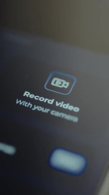 Parmak, kameranızla etiketlenmiş dijital düğmeye basar.