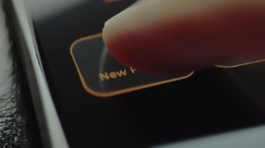 Kullanıcı bir mobil uygulama içinde Yeni Proje seçeneğini seçer.