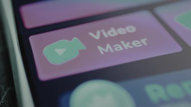 Kullanıcı mobil aygıt ekranı, video oluşturma ve düzenleme üzerindeki simge etiketli Video yapıcıya basar.