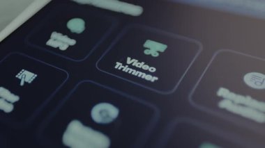 Parmak, etiketli Video Düzenleyicisi simgesine dokunur.