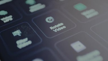 Parmak, video düzenleme için düğmeye basar.