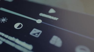 Karşıtlığı kaydırıcı ile ayarlayan kişi.