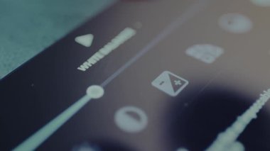 Beyaz Dengesi 'ni ayarlamak için kaydırıcı kullanan kişi.