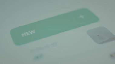 Kullanıcı, Yeni etiketli düğmedeki artı sembolünü tıklatır, yeni bir proje başlatır.