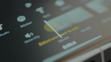 Mobil video düzenleme uygulaması içindeki ortam dosyalarını yönetme seçenekleri ile arayüz.