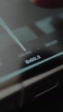 Kullanıcı video düzenleme uygulaması arayüzü içindeki zaman çizgisi ile etkileşime giriyor.