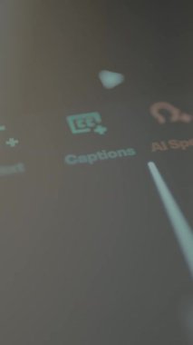 Kullanıcı bir video düzenleme uygulamasında etiketli başlıkları seçer.