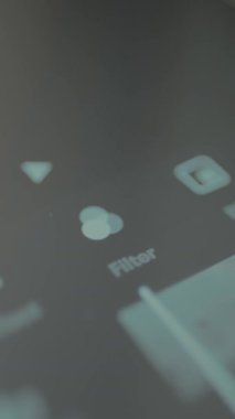 Parmak, bir video düzenleme uygulaması arayüzü içinde Filtre düğmesine tıklıyor.