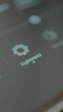 Aydınlığı ayarlamak için kaydırıcı kullanır.