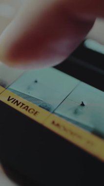 Kullanıcı fotoğraf düzenlemek için bir filtre seçiyor.