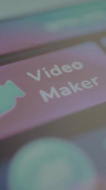 Kişi, Video Yapıcı etiketli dijital düğmeye basar.