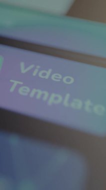 Kişi bir video düzenleme uygulaması içinde etiketlenmiş Video Şablonu seçeneğini seçer.