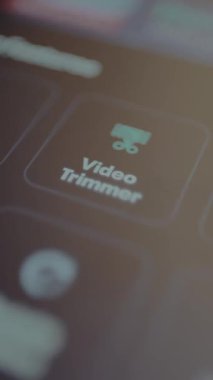 Parmak, video düzenleme arayüzü içinde etiketlenmiş Video Düzenleyici seçeneğini seçer.