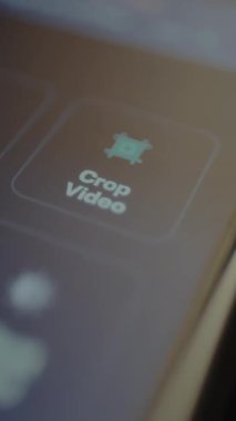 Kullanıcı bir video düzenleme uygulamasından etiketli Kırpık Video düğmesine tıklıyor.