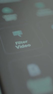 Parmak, video düzenleme uygulamasından etiketli Filtre Video düğmesine basar.