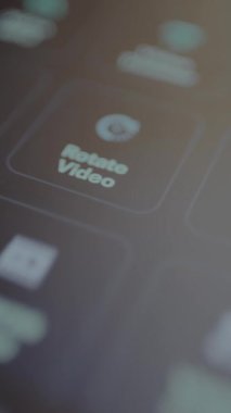 Kullanıcı bir video düzenleme uygulamasından Video Çevir seçeneğini seçer.