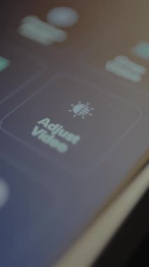 Kişi video düzenleme uygulamasından Video Ayarlama seçeneğini seçer.