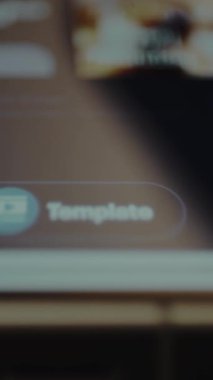 Kullanıcı mobil uygulama arayüzü içinde bir video, şablon düğmesi için önceden tasarlanmış bir biçim seçiyor.