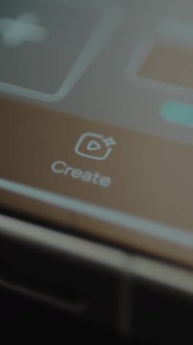 Parmak bir uygulama arayüzü içinde Oluştur düğmesini seçer.