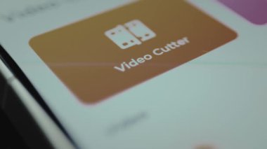 Kullanıcı video düzenleme için Video Kesicisi etiketli mobil uygulama fonksiyonunu seçer.