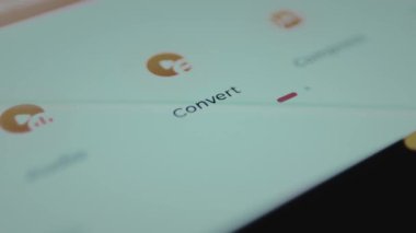 Kişi bir mobil uygulama arayüzü içinde Dönüştürme işlevi tıklatır.