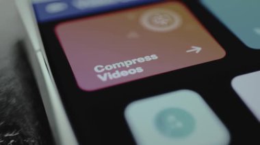 Kullanıcı, Videoları sıkıştırma işlemini bir video düzenleme yazılımı içinde açar.