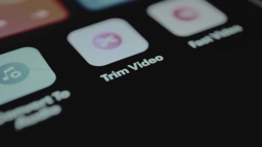 Kullanıcı bir video düzenleme yazılımı arayüzü içinde Trim Video seçeneğini seçer.