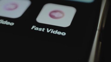 Parmak Hızlı Video etiketli uygulama düğmesine tıklıyor.