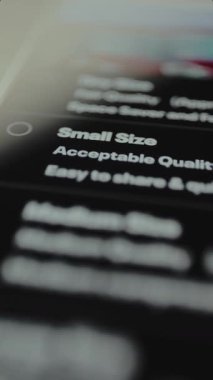 Video düzenleme yazılımı arayüzü içindeki ortam dosyaları için kalite ve boyut seçenekleri.