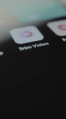 Trim Video etiketli akıllı telefon uygulama fonksiyonu, video klipleri düzenleniyor.