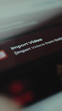 Kullanıcı, bir video düzenleme uygulaması arayüzü içinde galeriden etiketli Video İçeriye aktarır.