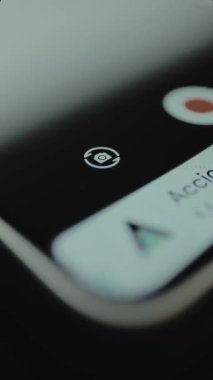 Kamera Döndürme Simgesi Önden veya Arkadan Akıllı Telefon ekranında görüntülendi.