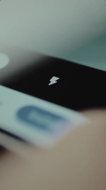 Cep telefonu ekranında yıldırım simgesi ve kamera flaş ayarları gösteriliyor.