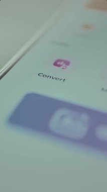 Kullanıcı uygulamayı dönüştürme işlevini seçer, dosya biçimlerini dönüştürür.