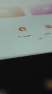 Kullanıcı, video düzenleme uygulamasının uygulama dönüştürme işlevini tıklatır.