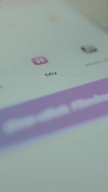 Kullanıcı mobil bir uygulamanın Mis uygulaması fonksiyonunu tıklatır.