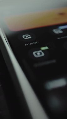 Parmak, video içeriği oluşturmak ve geliştirmek için yapay zeka kullanarak AI Video düğmesine tıklıyor.