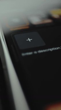 Ayrıca mobil uygulama arayüzü içinde yeni özellikler ya da dosyalar ekleyerek imzalama seçeneği.