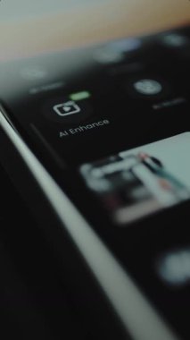 Mobil uygulama arayüzü içinde yapay zeka etiketli işlev, Yapay zeka kullanılarak fotoğraf veya görüntü kalitesinin iyileştirilmesi.