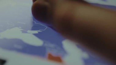 Mavi haritada Ukrayna ve Rusya, kullanıcı haritayla etkileşim halinde.