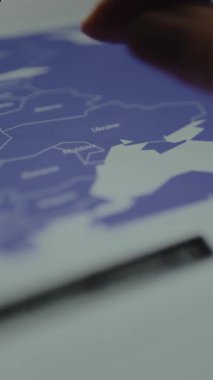 Politik dünya haritasında sınırları çizilmiş Ukrayna.