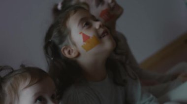 Mimarlık temalı yüz resimleri olan üç küçük kız çok yoğun. Mimarlık konsepti.