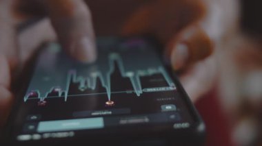 Finansal piyasanın analizi ve cep telefonundaki döviz kuru. Yatırım kavramı.