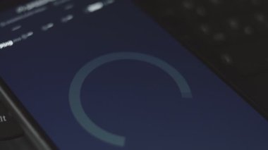 İndirme hızını gösteren internet hız test sonucunu gösteren akıllı telefon ekranı.