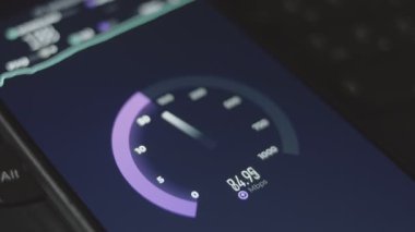 Yükleme hızını gösteren internet hız test sonucunu gösteren akıllı telefon ekranı.